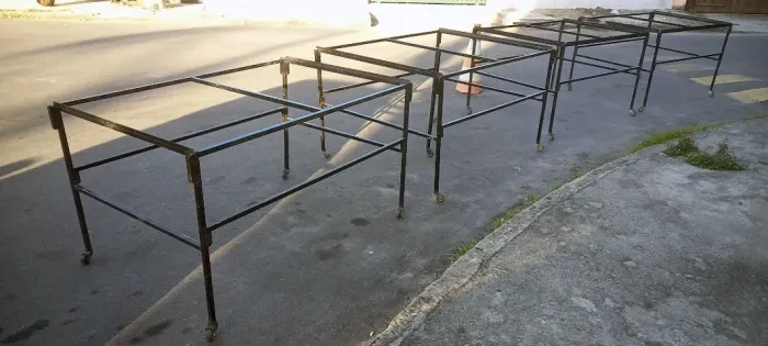 Lote com 4 mesas desmontáveis de metal e com rodas para festas, camelô ou outros fins
