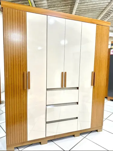 Guarda roupa de 6 portas , em perfeitas condições.