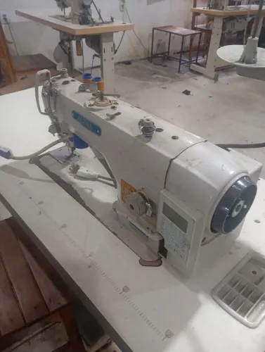Vende-se máquina de costura industrial pra jeans cosevadas contato *91