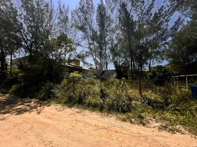 Terreno de esquina com 374m² a 50 mts do mar na Praia da Ferrugem