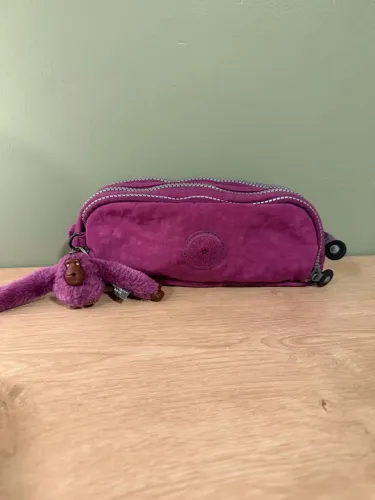 Estojo kipling três compartimentos roxo original