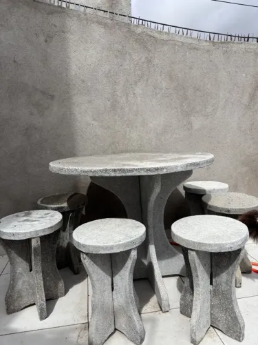 Mesa e cadeiras de cimento