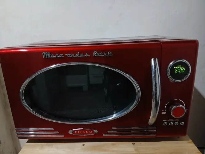 Micro-ondas retro vermelho