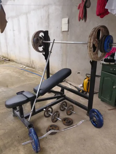 Mesa de supino e anilhas