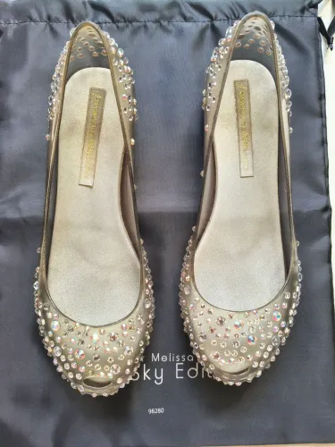 Sapatilha Melissa Ultragirl + J. Maskrey Couture (Night Sky Edition), na cor Vidro/Prata,