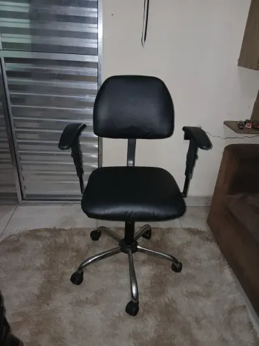 Vendo cadeira executiva com apoio de braço regulável toda revisada no preço de desapego