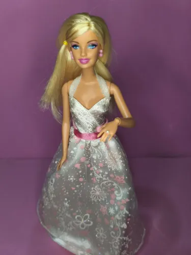 Barbie noiva antiga está em perfeito estado