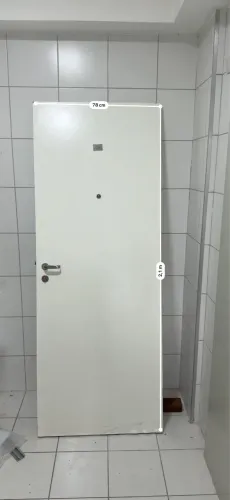 Porta Interna Branca Usada com Maçaneta e Olho Mágico