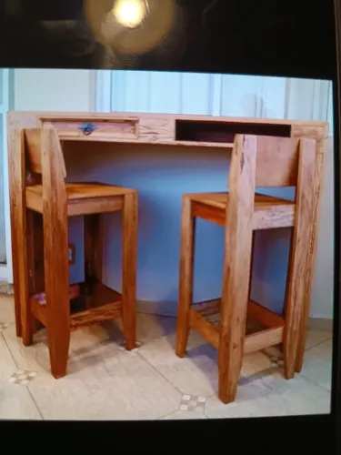 Balcão de madeira de demolição com duas banquetas