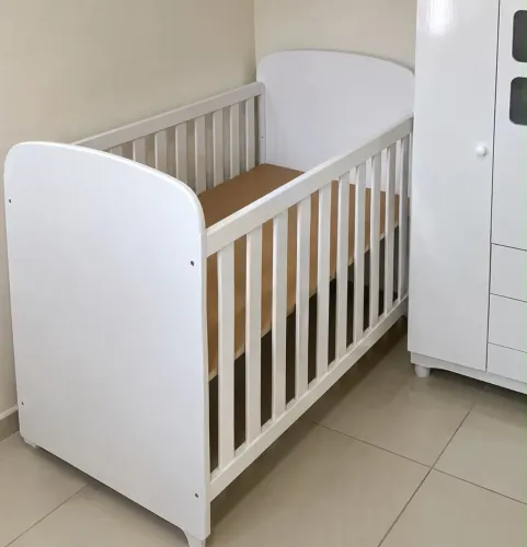 Berço Infantil Branco com Grades