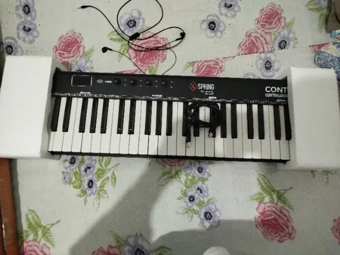 Teclado/Controlador MIDI Spring Control 49 ? 49 Teclas, com Caixa e Cabos Originais