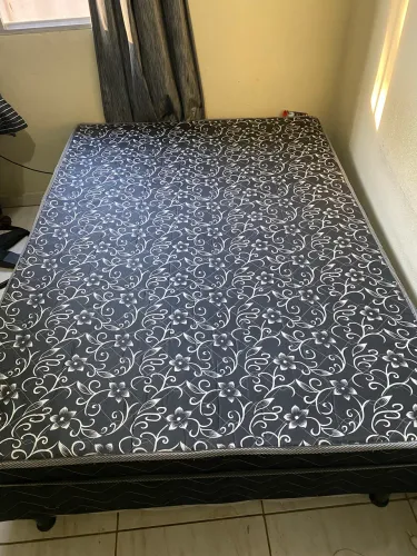 Cama com colchão de molas