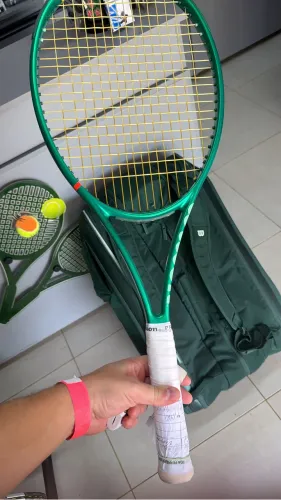 Raquete Wilson Blade V10 98 16x19 encordoada e com grip novos