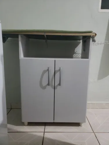 Tábua de passar com armário multiuso