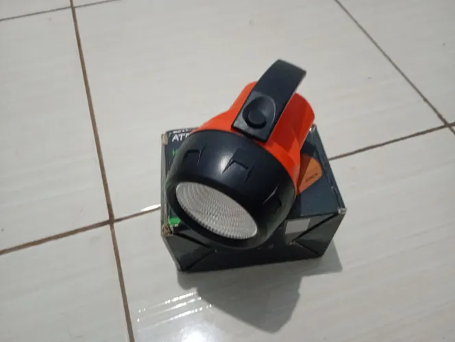 Lanterna lede marca átrio 4 pilhas aa para camping