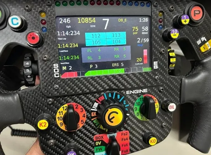 Volante Ferrari profissional para usar em simulador de Fórmula 1 com bases Thrustmaster