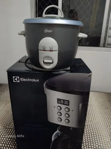 Vendo cafeteira e panela de arroz marca eletrolux e oster 