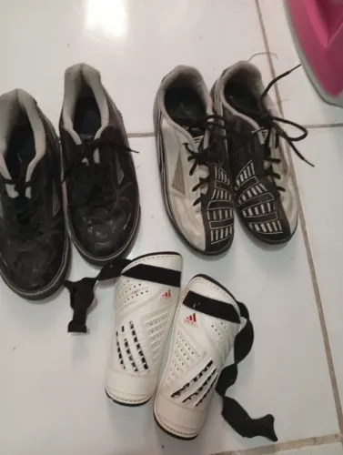 Kit Desapego Adidas: 2 Chuteiras (Campo e Salão) + Caneleira