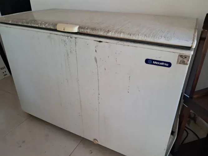 Vendo freezer metalfrio 550l horizontal.  1 tampa. 100%  tudo funcionando,  vedação 100% 
