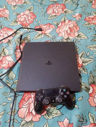 Playstation 4 slim pouco usado dois controles 1T