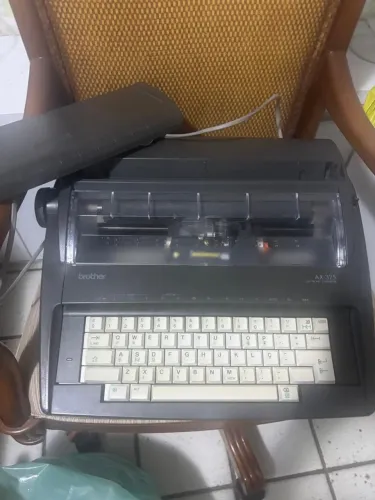 Máquina de escrever eletrônica Brother AX-325