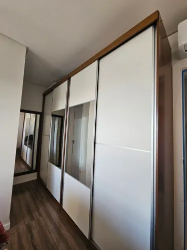 Guarda Roupas com porta de correr e espelhos