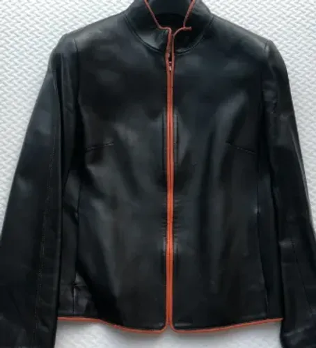 jaqueta black com detalhes vermelhos