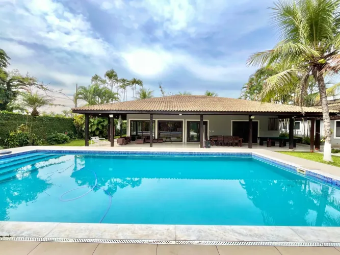 Casa à venda na Enseada no Guarujá | QVista Inteligência Imobiliária