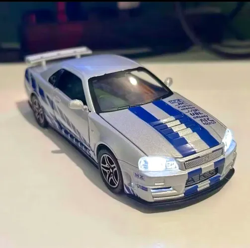 Nissan Skyline R34 - 15 cm com portas que abrem e faróis que ascendem