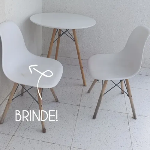 Mesa e 1 cadeira + 1 cadeira de brinde.