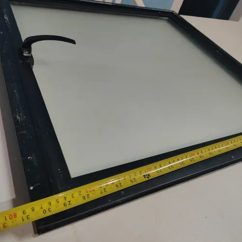 Janela basculante de alumínio preto com vidro fosco ou jateado.150 reais.