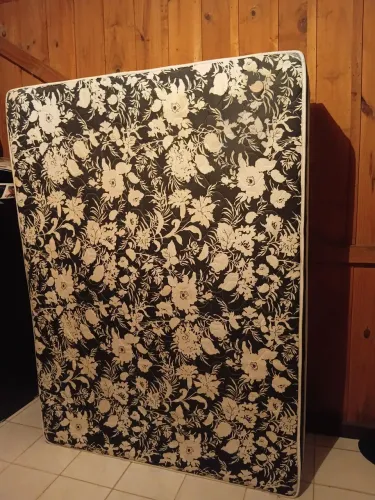 Cama box com colchão acoplado