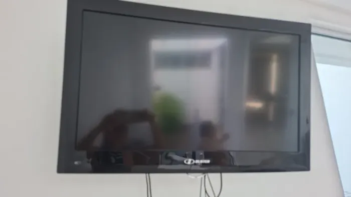 TV não é smart e está sem controle, mas o universal funciona
