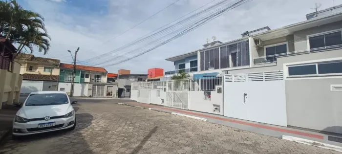 Sobrado a venda de 02 Dormitórios com mobília planejada no bairro Santa Felicidade em São