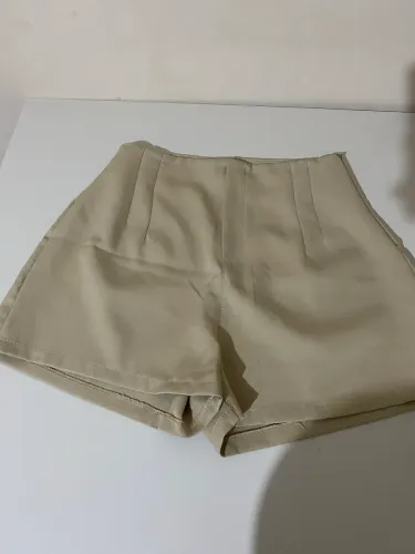 short alfaiataria bege