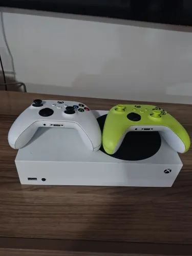 XBOX SÉRIE S, ACOMPANHA 2 CONTROLES ORIGINAL EM PERFEITO ESTADO