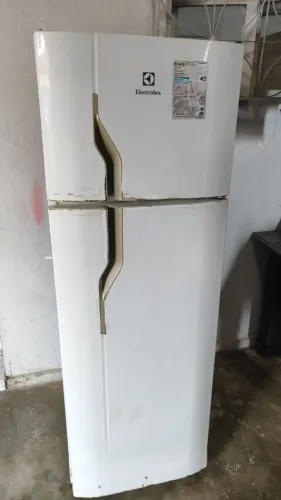 Geladeira a venda por 300
