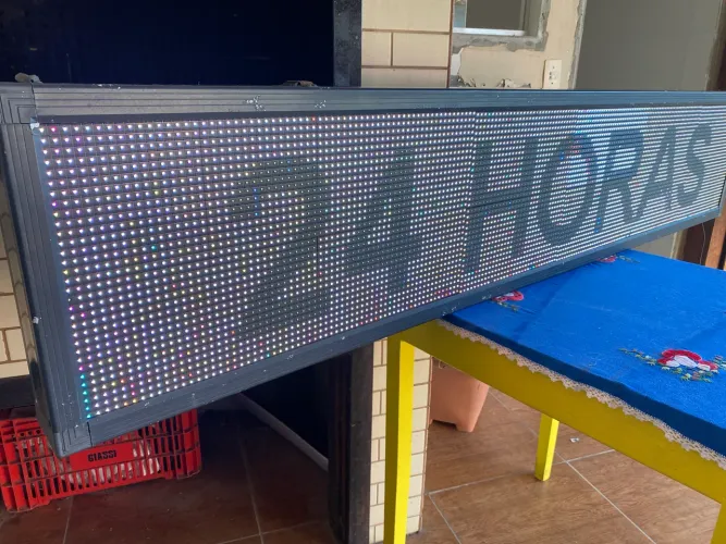 Painel de LED Full Color 2m x 40cm Semi-Novo - R$ 1.390