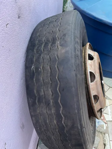 Vendo rodas e pneus de caminhão aro 295.