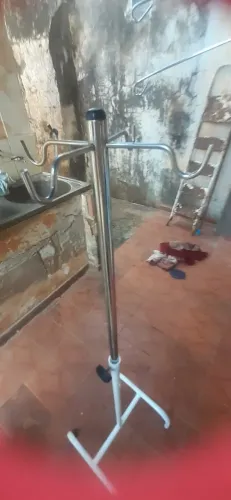 Suporte para soro hospitalar com 4 ganchos