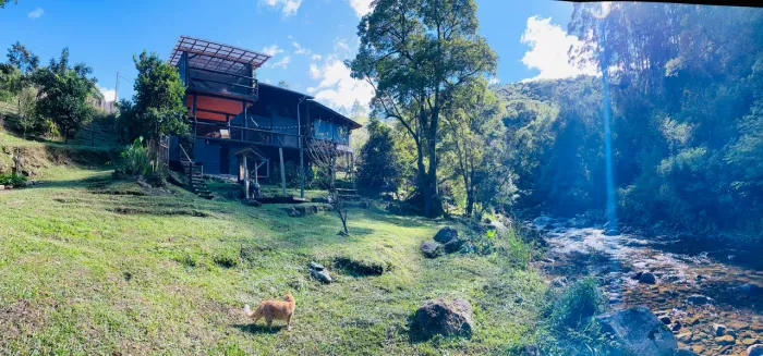 Sítio com rio no quintal e chalé mobiliado: 3 suítes, 1 lavabo, despensa, garagem coberta