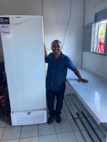 FREEZER VERTICAL TRIPLA AÇÃO 569 LITROS PORTA CHAPA FRICON