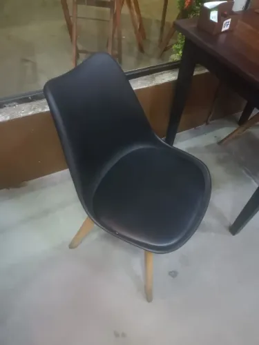 Vendo cadeiras modernas e elegantes 