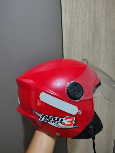 Capacete semi novo.
