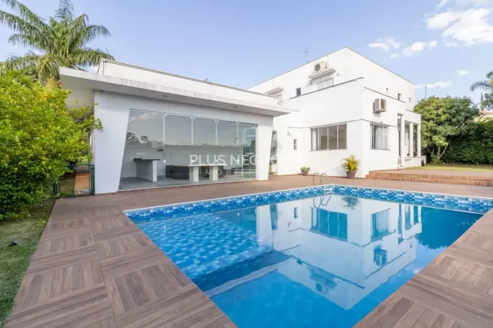 Casa à Venda no Condomínio Lago Azul Golf Clube: 4 Suítes, 500m² de Área Útil e 1000m² de 