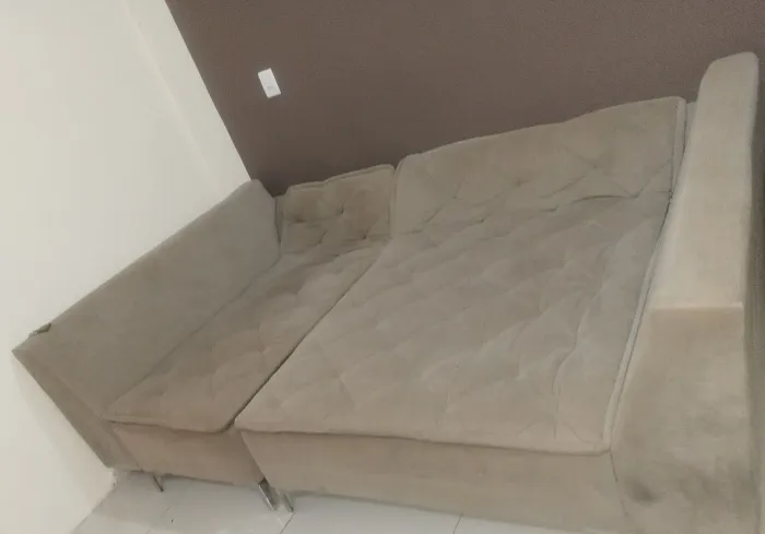 Sofá cama medindo 2.40 por 1.60 lugar para 3 pessoas dormir.