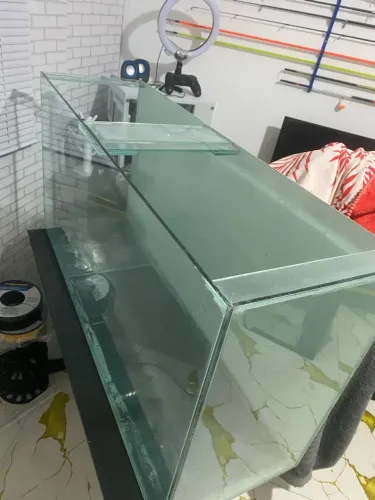 Aquário 150L sem riscos, bem travado.