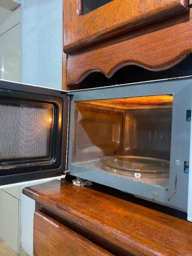 Vendo esse microondas para quem trabalha com conserto, valor 150.