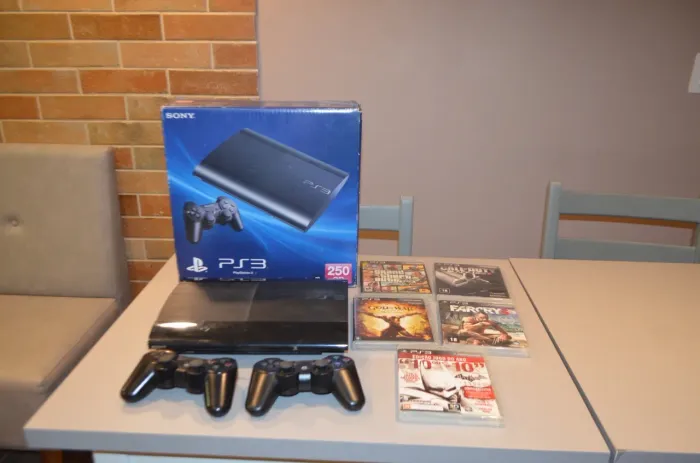 PS3 Super Slim 250GB + Controle + 15 Jogos (GTA V, Batman, COD Black Ops ll e mais)