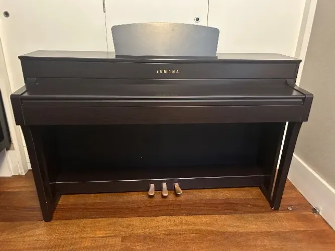 Yamaha Clavinova CLP 635 R, com banco